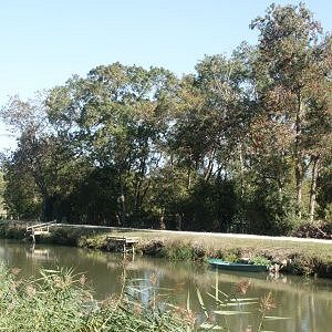 Canal du Mignon, pontons de pêcheurs et barque