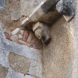 Visages sculptés, église Notre Dame de Courçon (Charente Maritime)